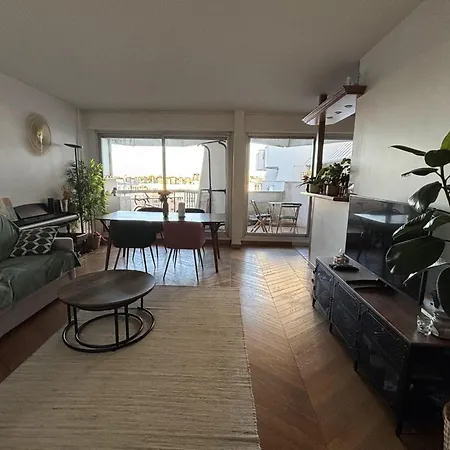 Bright With Terrace باريس